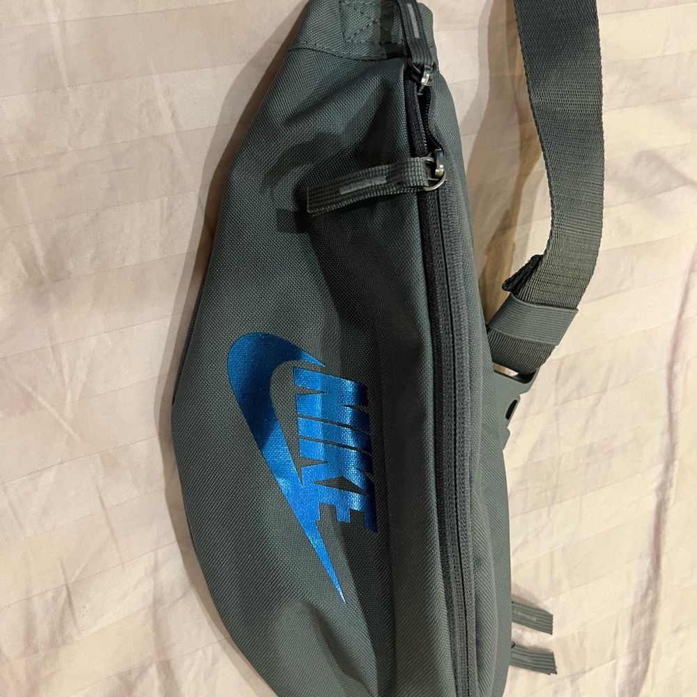 Brand: Nike  
Nike Unisex Heritage Hip Pack